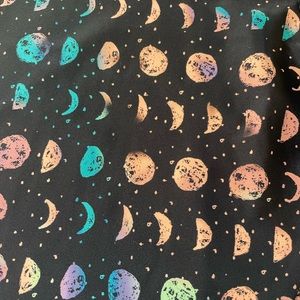 Onzie Flow M/L crop/capri workout pants with moon phases